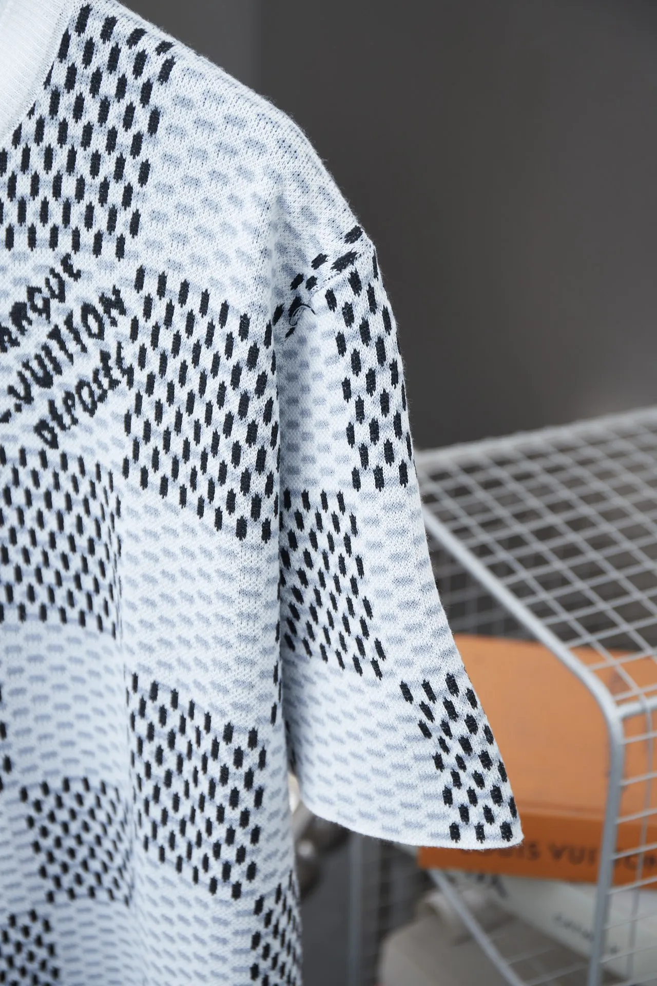 🅿️200 Louis LV 25ss spring and summer new style Checkerboard knitted short-sleeve Light luxury essential item for daily commuting for men and women Correct version Welcome to compare Detailed features · Made of high-viscosity cotton wool, with high count cotton added, dry and avoid stuffiness · Made of jacquard woven sheets imported from Germany, woven with Lv Monogram plaid intarsia, paired with knitting of the same style and color, presenting a unique three-dimensional texture · Double-needle sewing and cross-seam technology · Original main mark, washed tag, brand moisture-proof paper packaging Color: blue/grey Size: S/M/L/XL